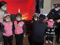 2023.3.14【生活燕幼·年级组动态】燕幼中心园：“走进派出所、警幼零距离”---中班年级组社区活动_html_3064db27.jpg
