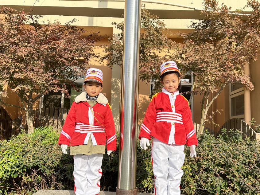 20231127【生活燕幼·园区动态】下庙分园：“小仪式，大情怀”——大二班升旗仪式_html_m12e083f6.jpg