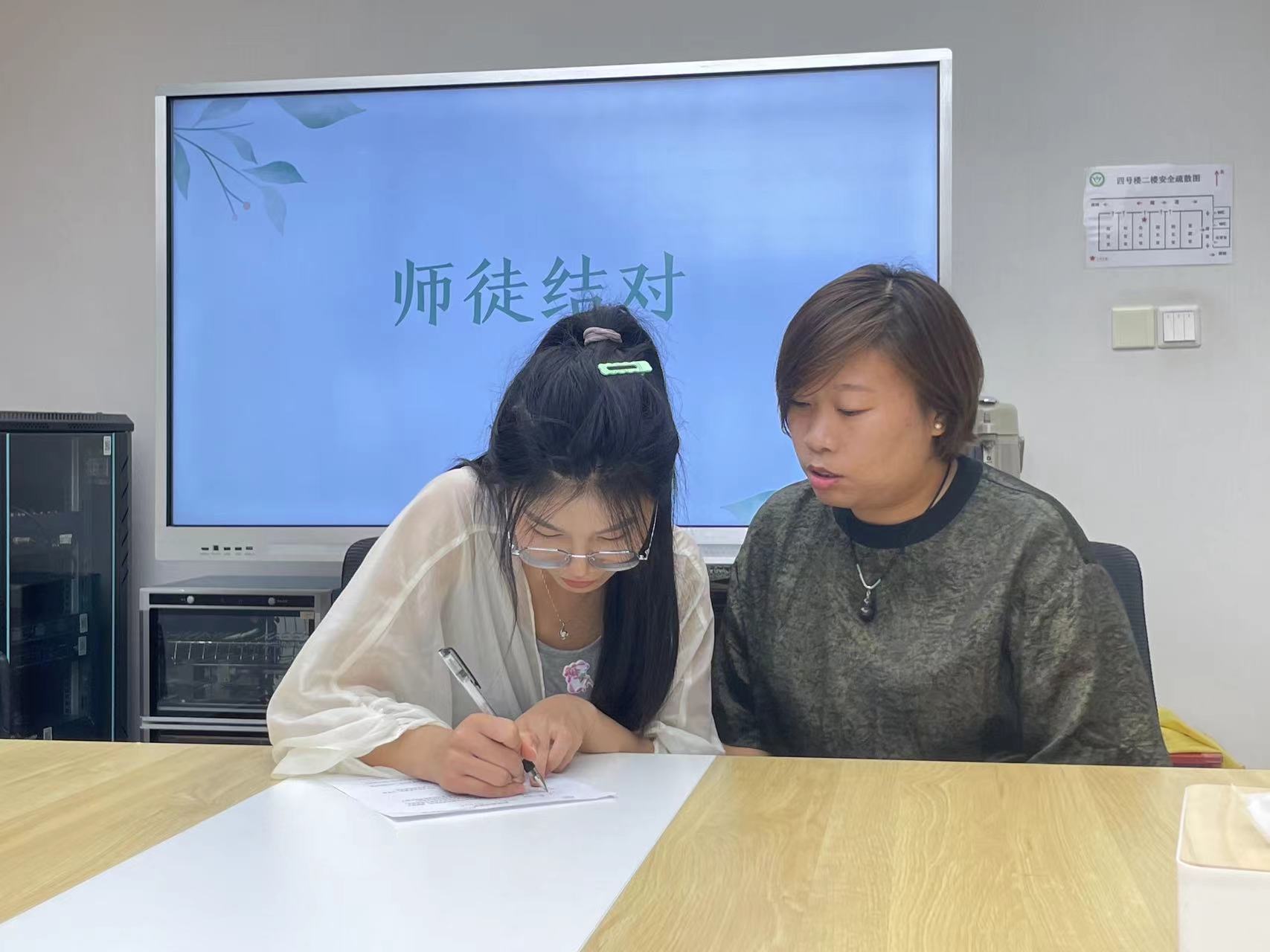 20240910【生活燕幼&middot;园区动态】新城分园：“师者如光，一路芳华”——庆祝教师节主题活动(1)_html_3af90421.jpg