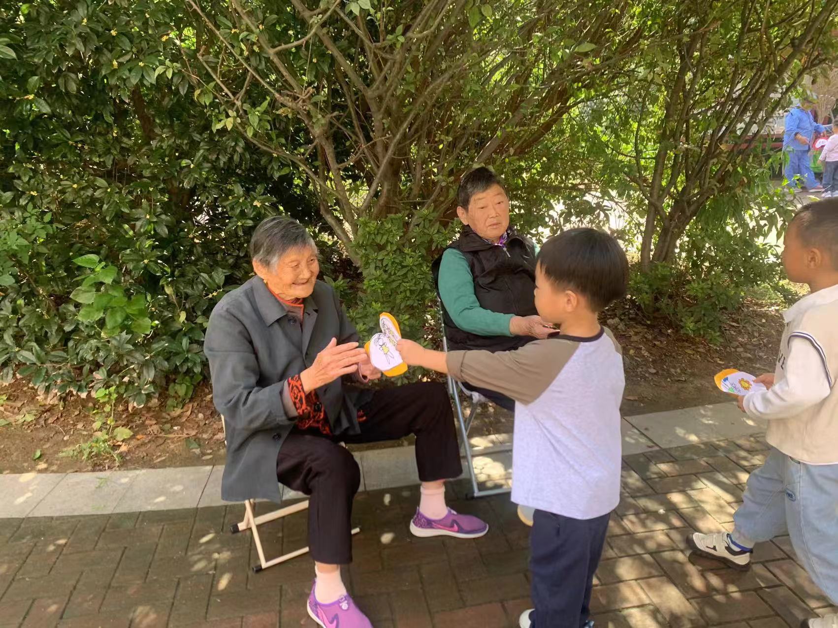 【生活燕幼·园区动态】下庙分园：“童心敬老，爱满重阳”——重阳节活动_html_3a9698af.jpg