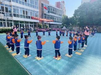 20230509【生活燕幼·园区动态】燕幼中心园：“拥抱春日 悦动成长”—班级早操评比暨体育技能比赛活动_html_m3dd13e31.jpg