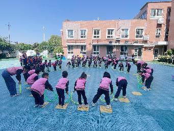 20230509【生活燕幼·园区动态】燕幼中心园：“拥抱春日 悦动成长”—班级早操评比暨体育技能比赛活动_html_42a4595b.jpg