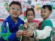 【生活燕幼·园区动态】燕幼中心园：“春意藏，立夏至”——小二班立夏节气活动_html_360812f0.jpg