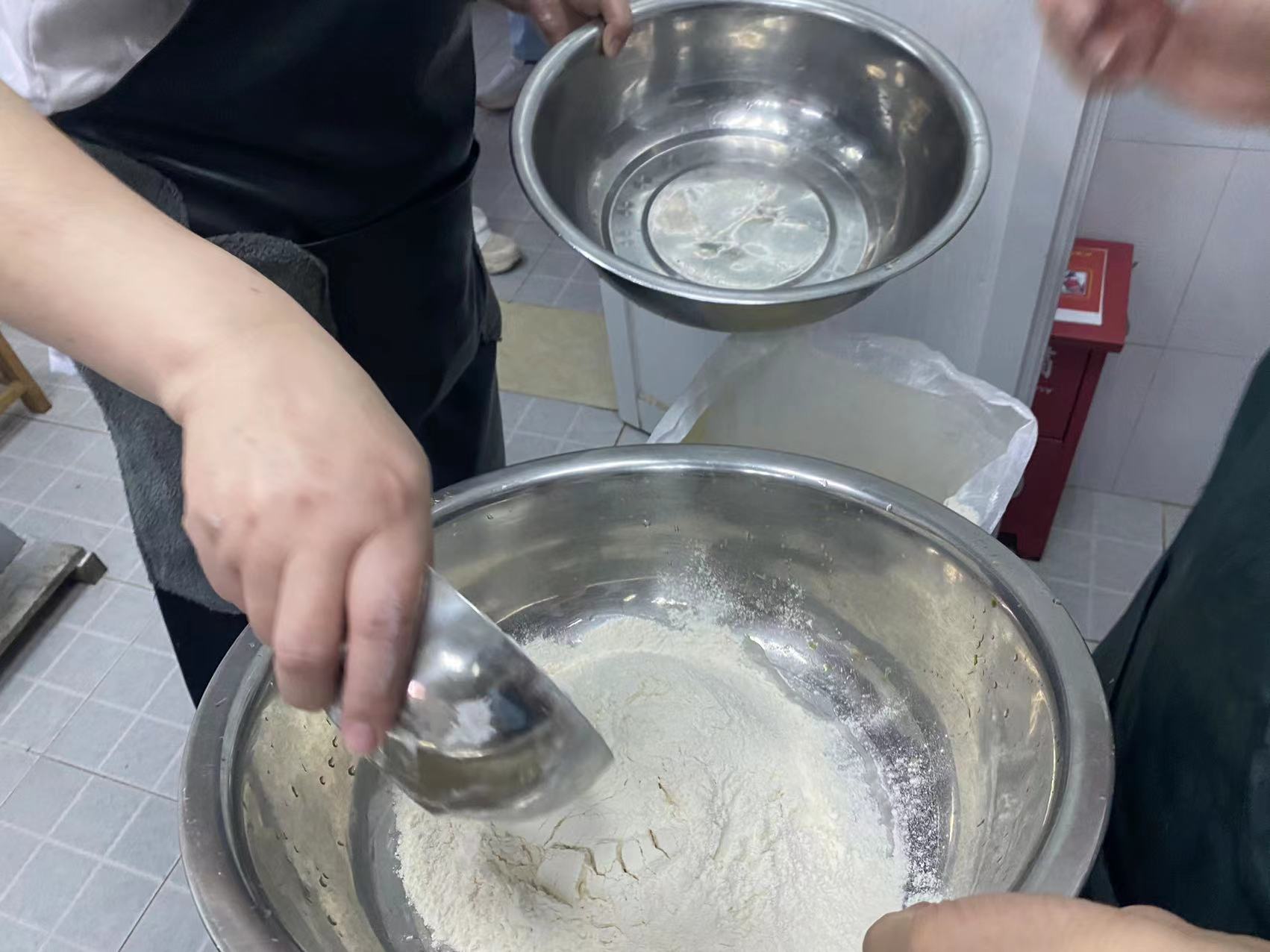 20230518【生活燕幼·安全第一】下庙分园：“亮技能，展风采”——食堂工作人员技能比赛_html_m52289738.jpg