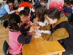 【生活燕幼·年级组动态】燕幼中心园“寄情香囊，感恩母亲”——大班年级组社区活动_html_m3572df0c.jpg