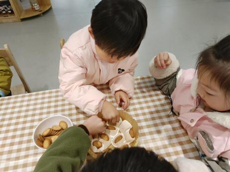 @20241129【生活燕幼·园区动态】萌娃庆生，童趣飞扬——十一月“小桃子”集体生日会_html_m5d8ef033.jpg