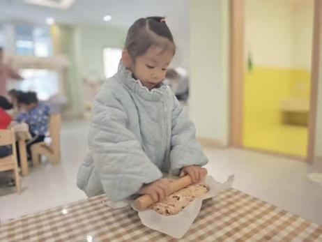 20241206【生活燕幼·园区动态】燕鸣苑分园萌娃迎大雪，巧手制“雪花”_html_m4cd076d4.jpg