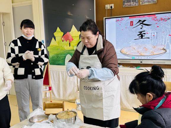 20241220【生活燕幼&middot;班级动态】新城分园：“稚梦拾趣，情满冬至”——大五班冬至节气系列活动_html_7527319d.jpg