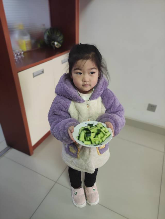 20240218【生活燕幼·园区动态】“新年齐动手，劳动乐无穷”——幼儿寒假日常生活劳动实践活动_html_m1ae5f6ef.png