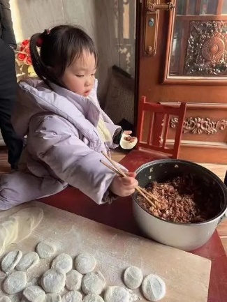 20240217  【生活燕幼】“齐乐龙龙，趣迎新年”——我的中国年主题活动_html_m4af196de.jpg