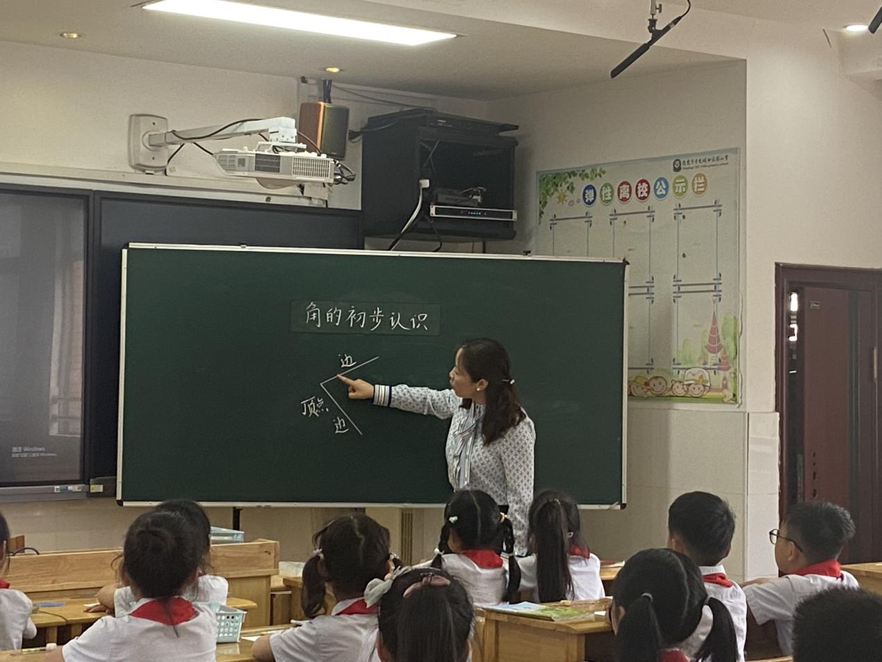 【养正颐小·教学】新课标，新课堂（6）——基于空间观念课例研讨(1)_html_78834db7.jpg