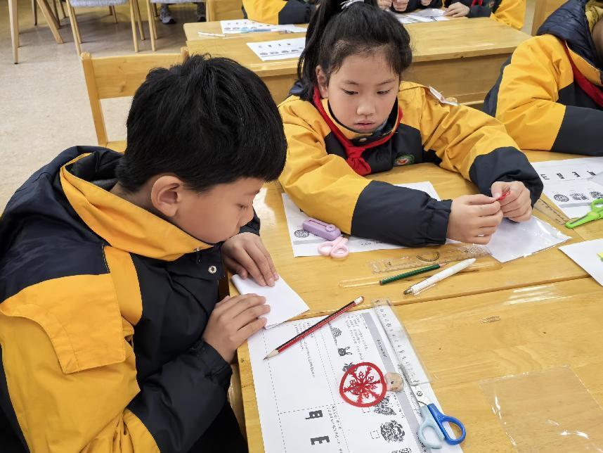 2024.12.5【养正颐小·教学】巧手玩转轴对称 感悟数学对称美——记中电颐和家园小学数学组第七次校本教研活动_html_m57b4dafb.jpg