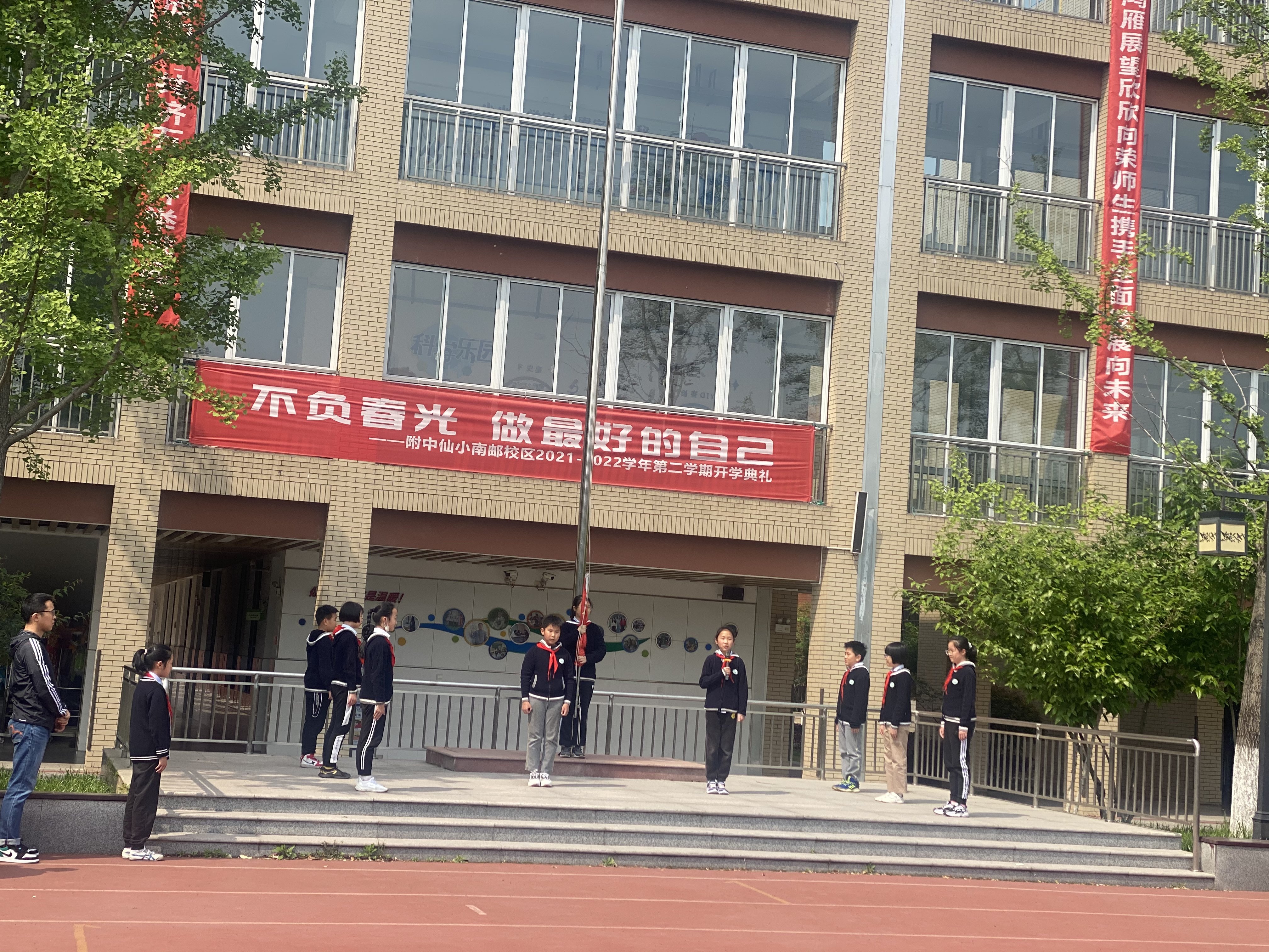 五1中队升旗仪式新闻稿_html_m53ebd77a.jpg