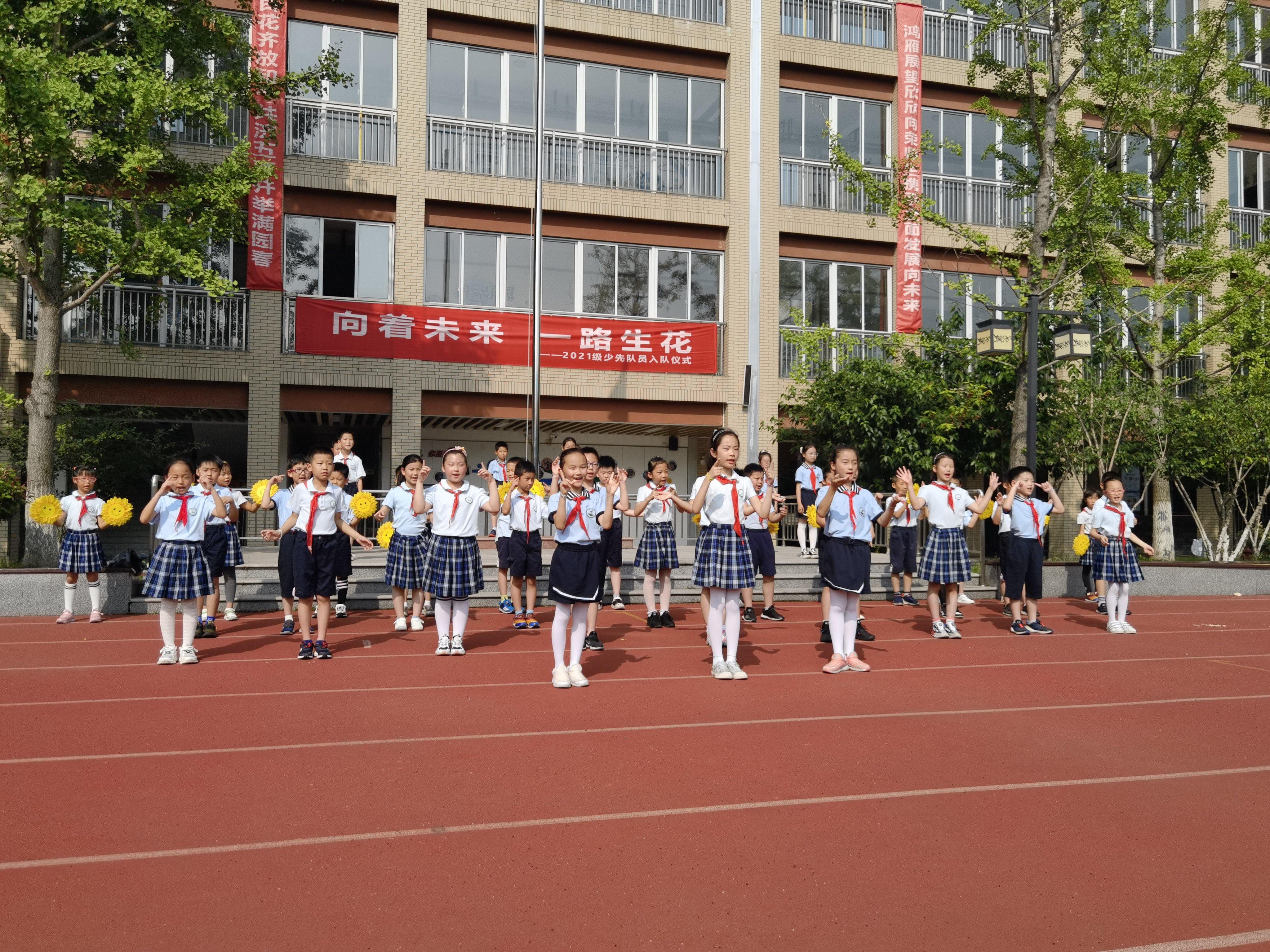 爱眼护眼，“睛”彩童年——二（8）中队主题升旗仪式_html_m6e986fd7.jpg