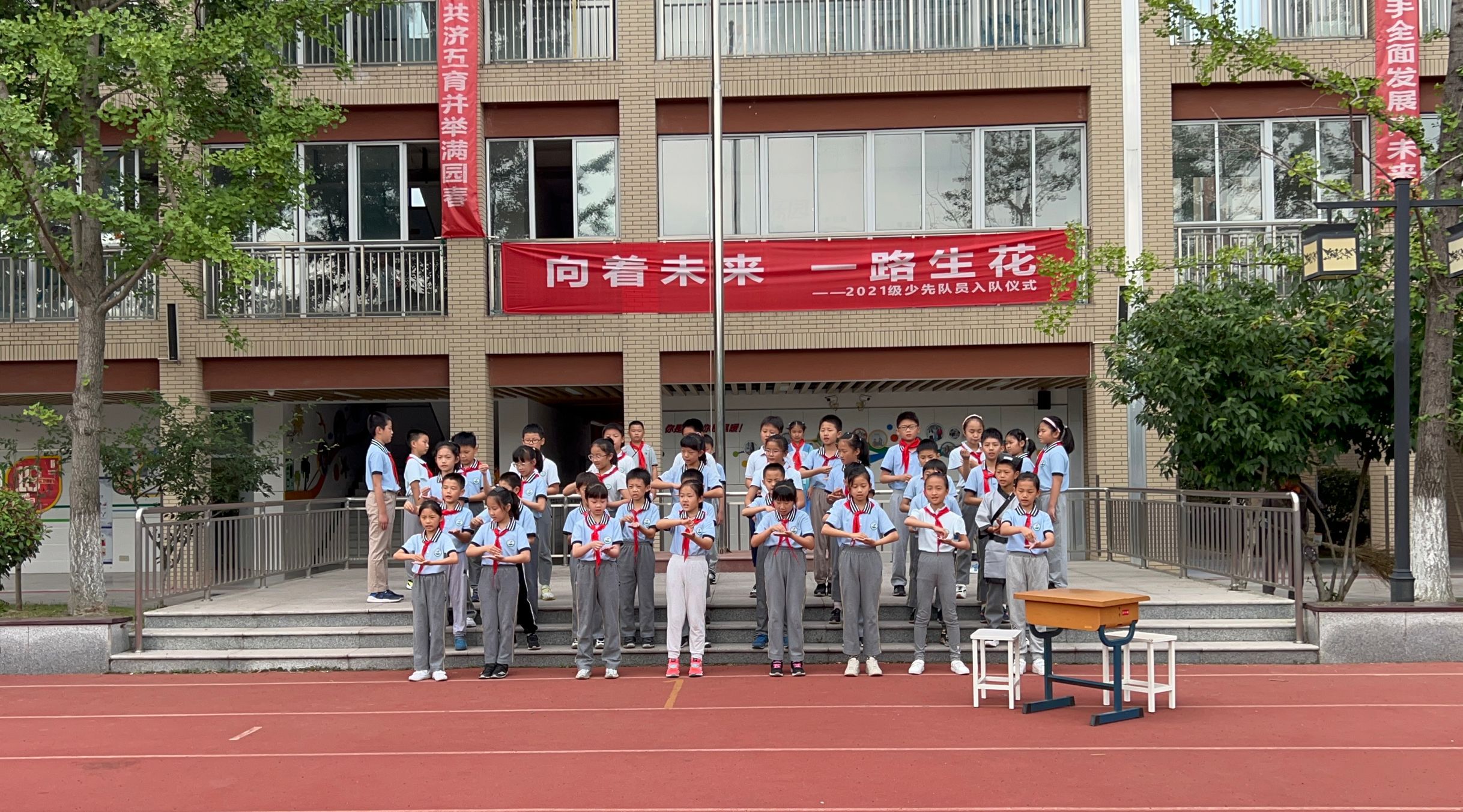 心怀感恩 常行孝举--新闻稿_html_m2714aa90.jpg