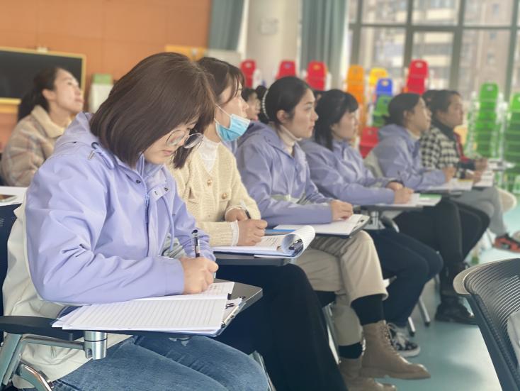 专家引领促成长 研学共进齐思考_html_m3af0e8fa.jpg