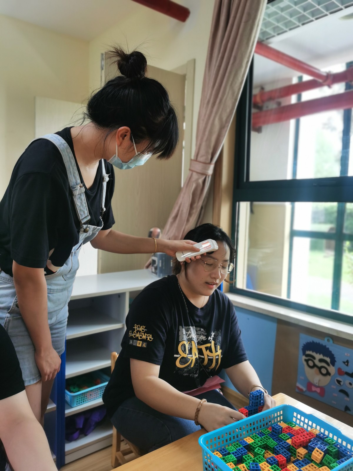 班级老师检查幼儿异常.jpg
