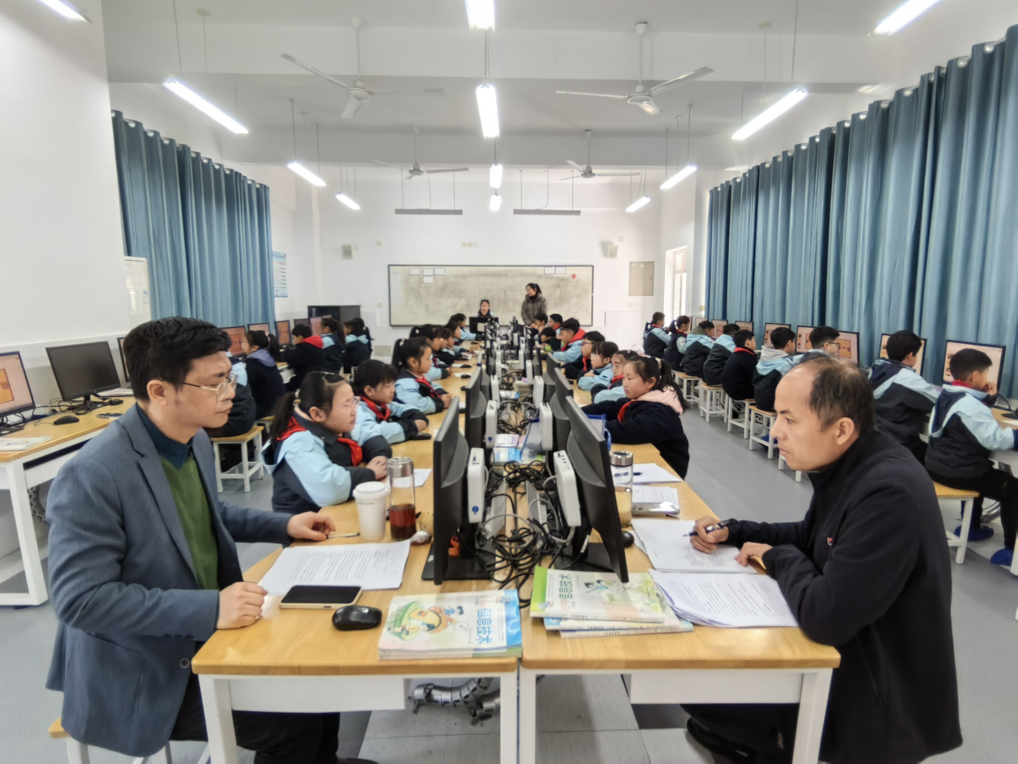【大爱青秀】课堂展风采，教研促成长 ——记青秀城小学信息校本研修活动