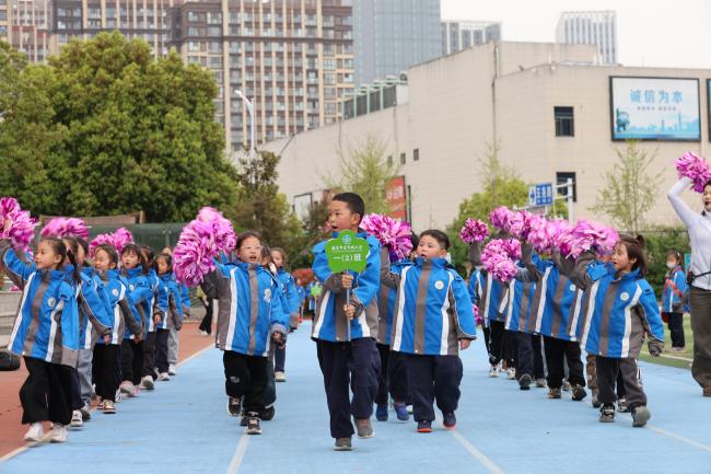 青春跃动绿茵 路队绽放风采——南京市青秀城小学第五届“校长杯”校园足球班级联赛开幕式暨“美丽路队”比赛_html_m4366c89e.jpg