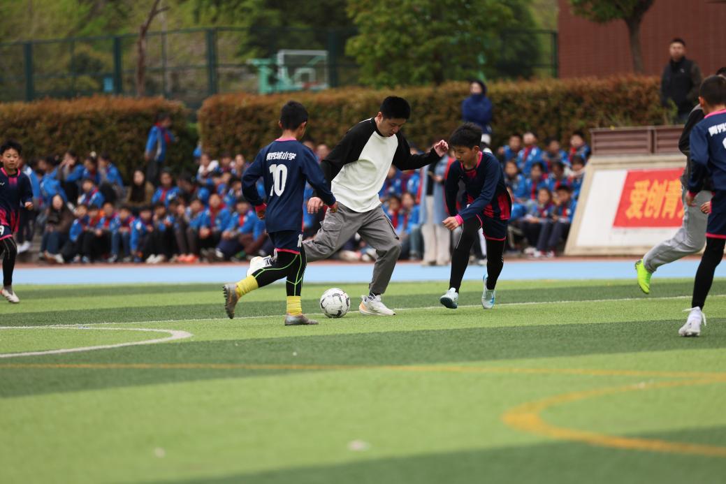 青春跃动绿茵 路队绽放风采——南京市青秀城小学第五届“校长杯”校园足球班级联赛开幕式暨“美丽路队”比赛_html_2967c0d8.jpg