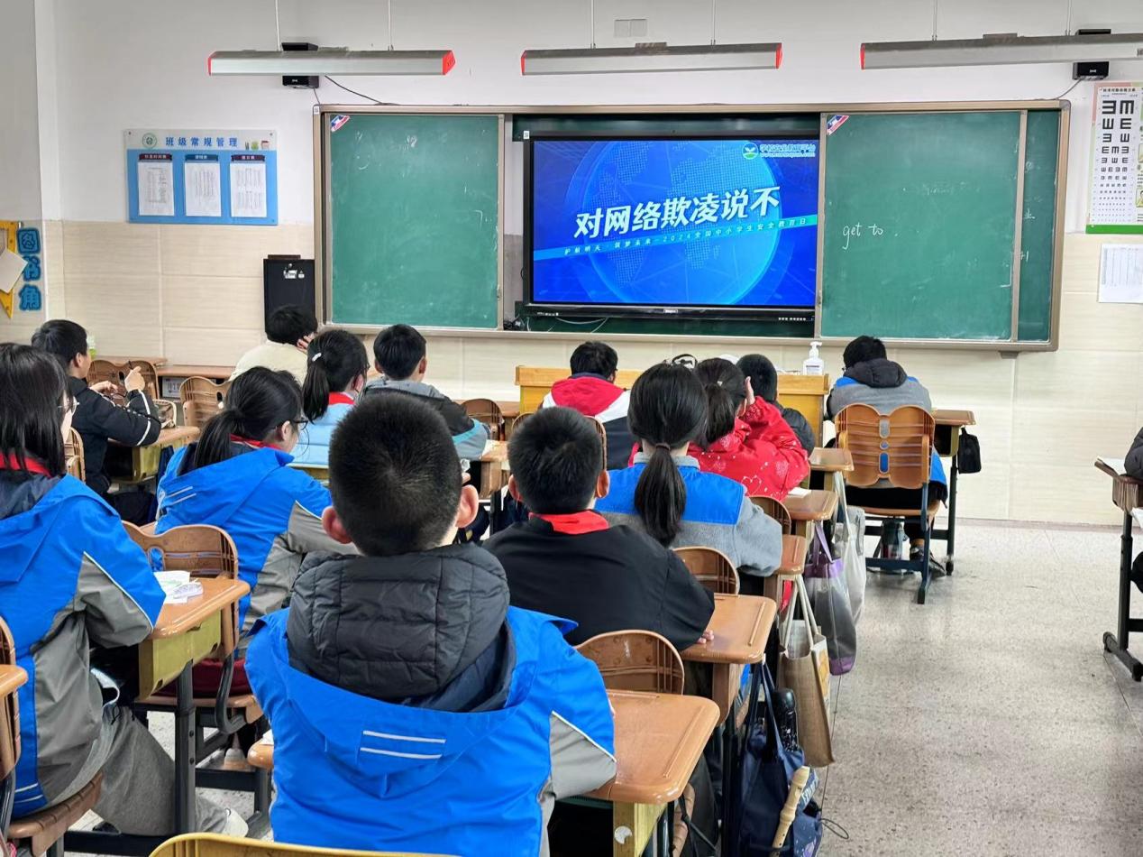 【青小】法制教育周报道_html_23bcb0f7.jpg