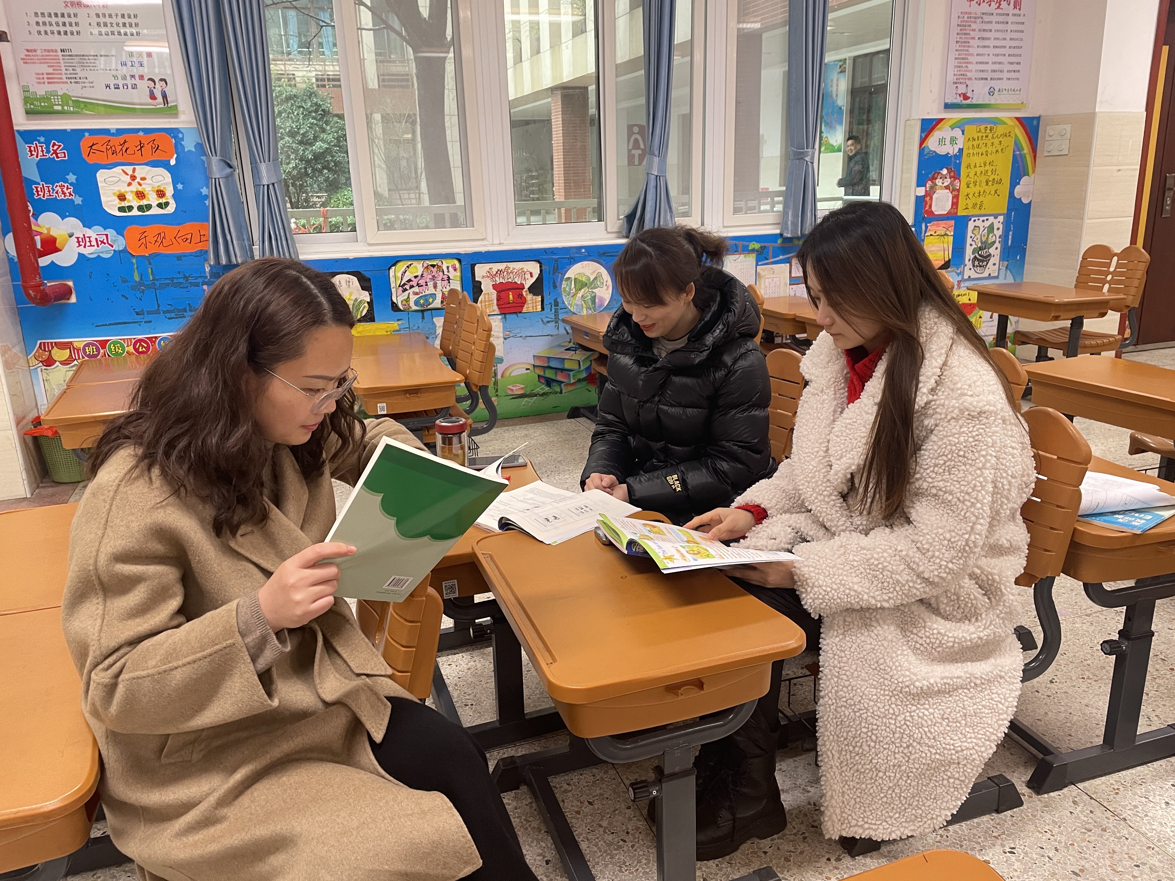2.20 张琰-【大爱青秀】收心引新探教道，集思备课展新篇——记青秀城小学英语组集体备课（一）_html_m6035f144.jpg
