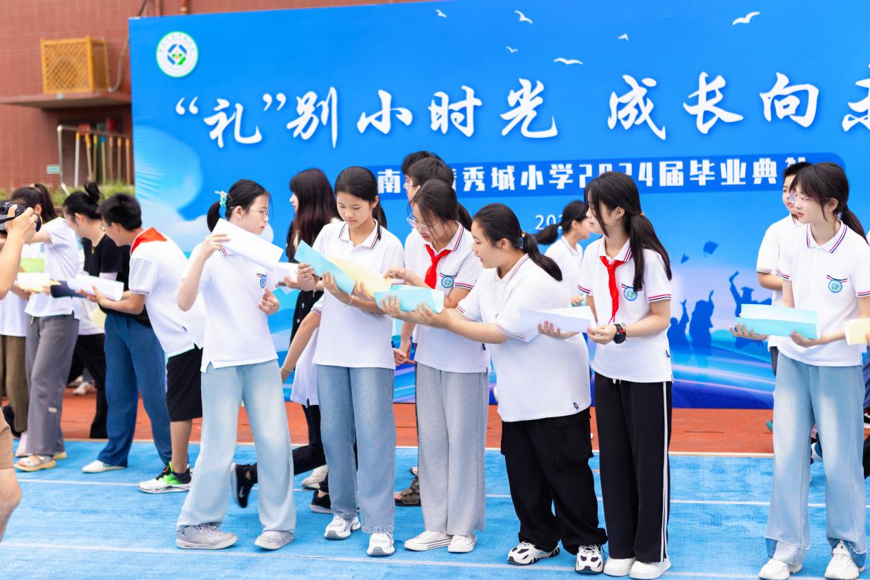 2024届毕业典礼新闻稿_html_5137e9d9.jpg