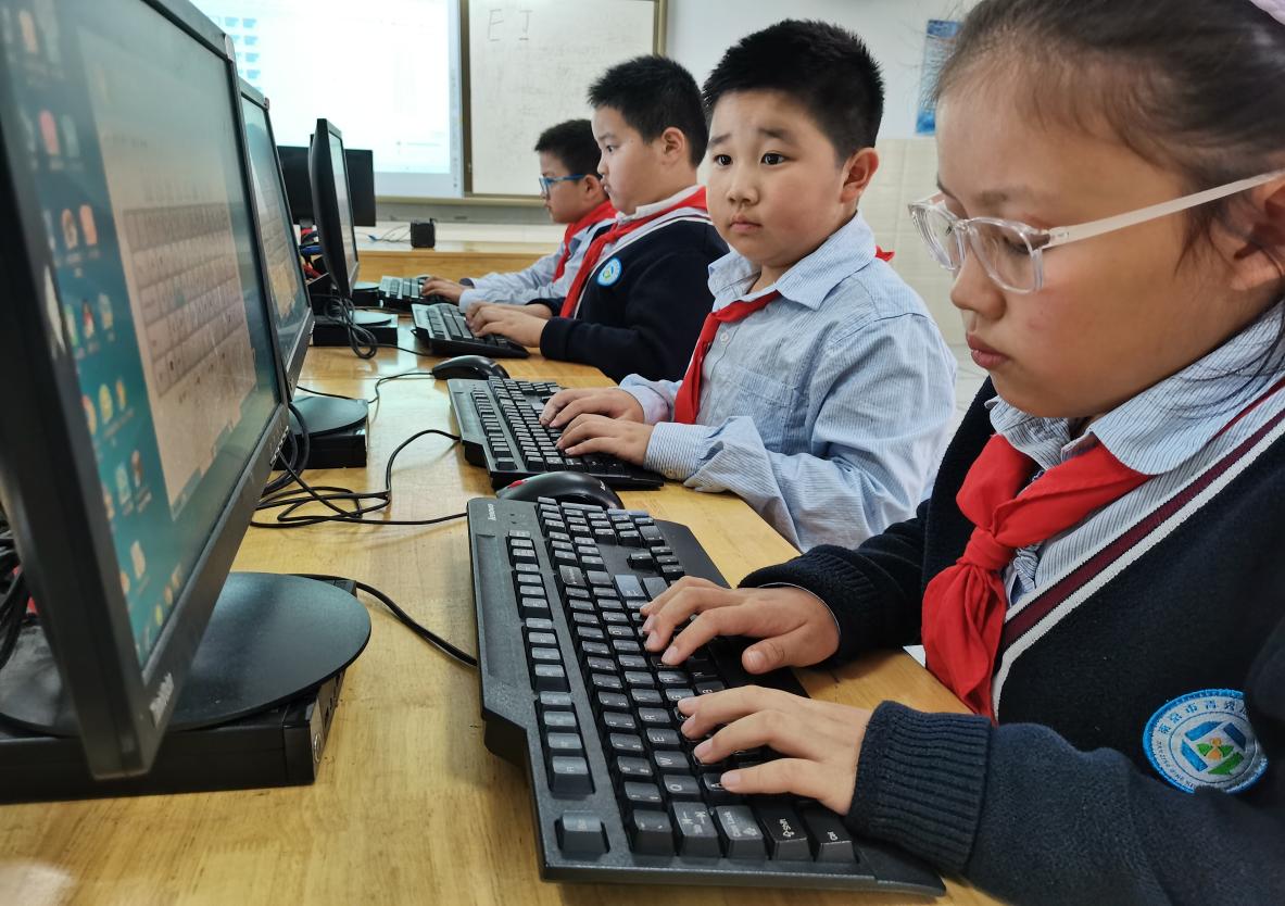 【大爱青秀】课堂展风采，教研促成长 ——记青秀城小学信息校本研修活动