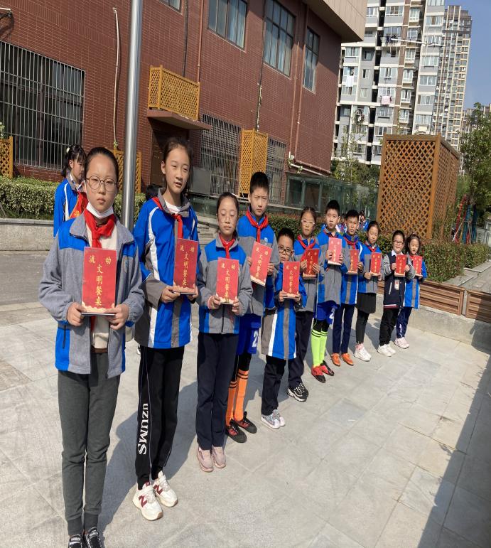 10.25五一班“勤俭节约，以校为家”——第九周升旗仪式_html_mbd6477.jpg