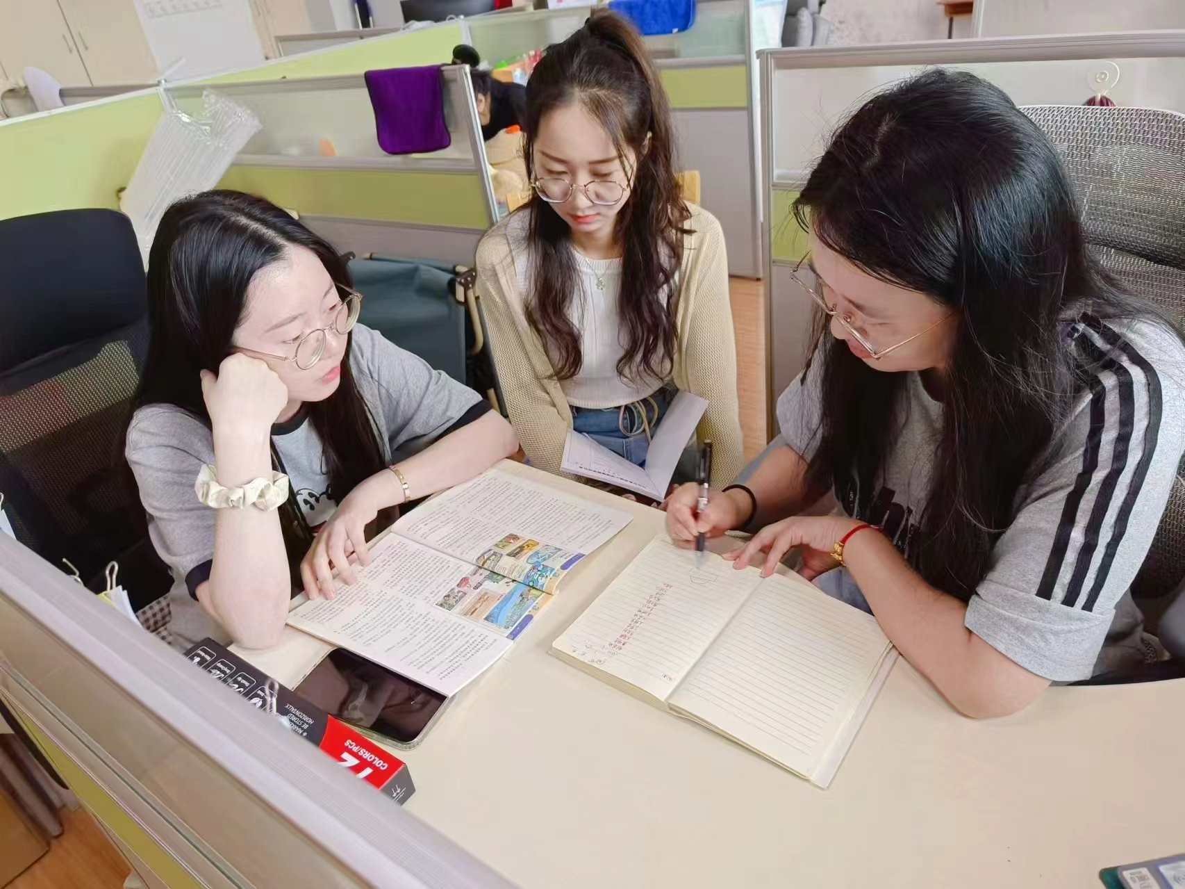 汇聚智慧，共同成长——青秀城小学综合组集体备课活动_html_m22c88fc2.jpg
