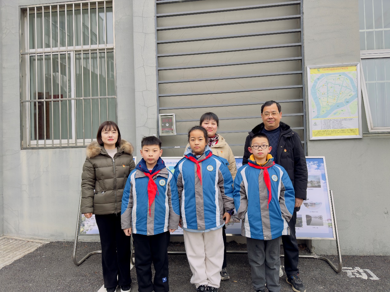 【大爱青秀·少先队】四3雄鹰小队 壮志少年不忘初心——美丽乡村建设,构建伟大成就_html_55cafca5.jpg