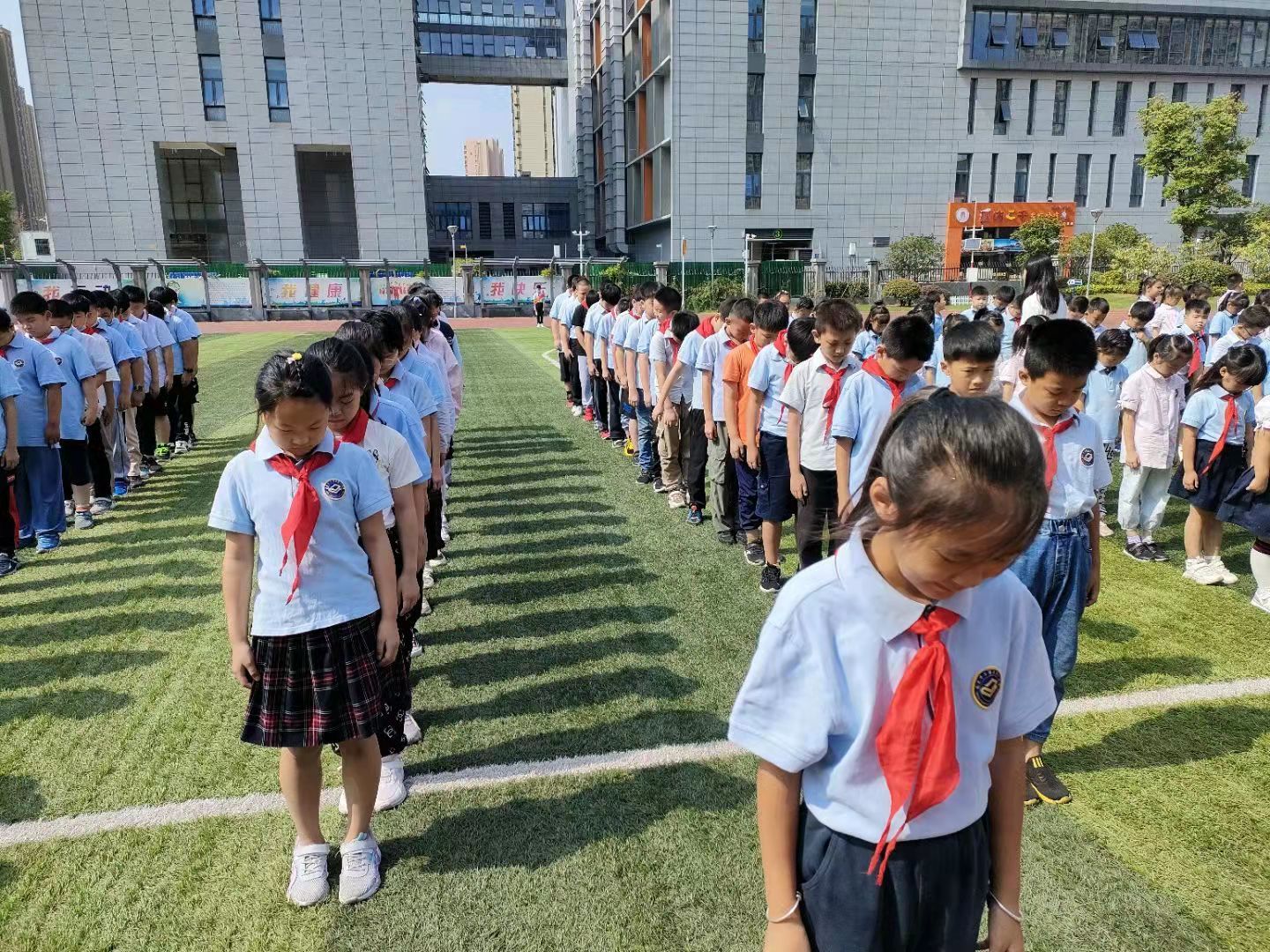 4-1学生默哀.jpg
