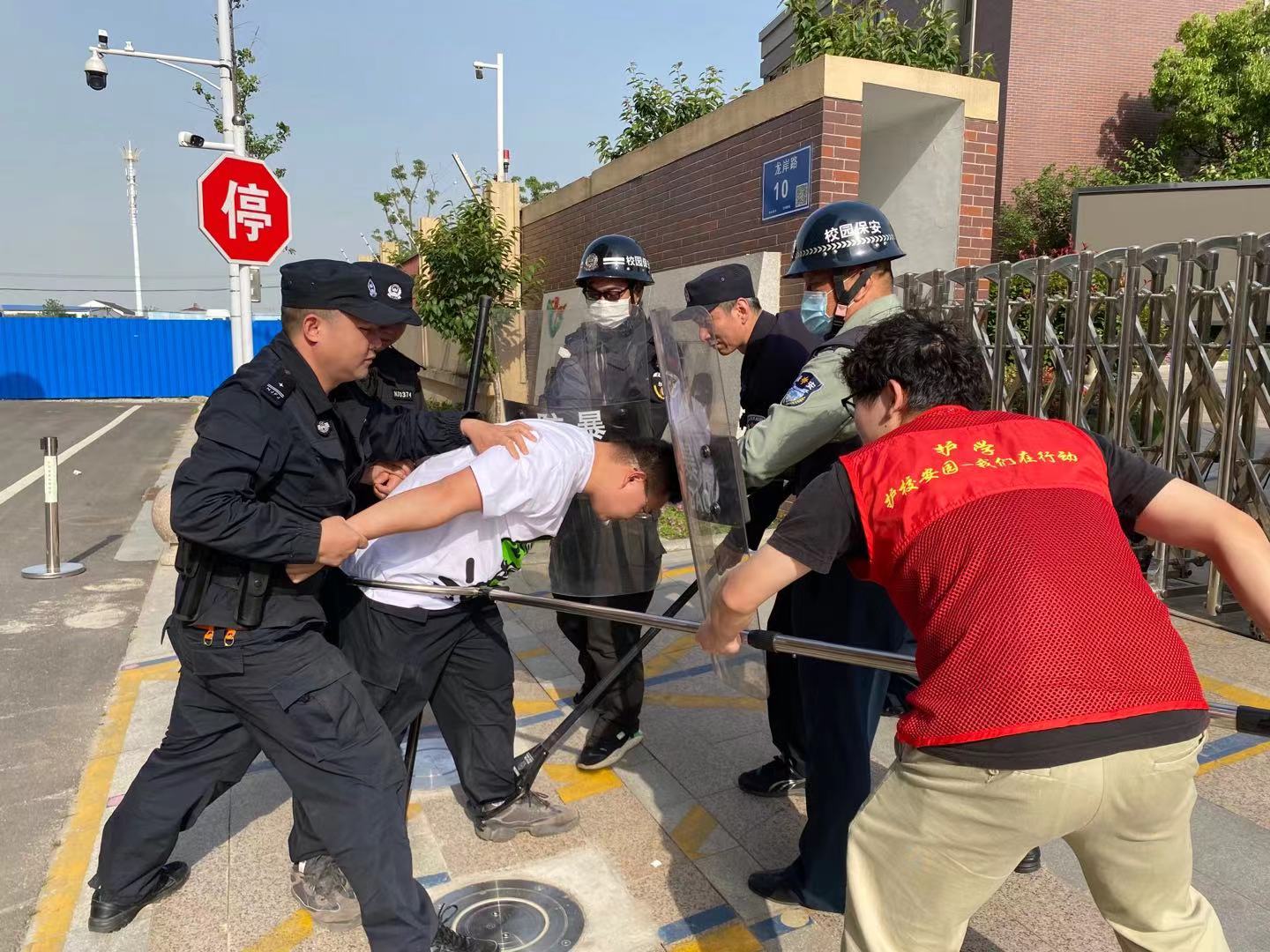 【乐活龙幼·安全第一】反恐防暴警钟鸣，平安校园伴我行 ——记龙潭幼儿园龙岸二园邀请派出所民警联合防暴演练