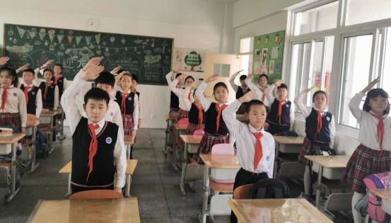 5.11升旗仪式报道_html_6322e617.jpg