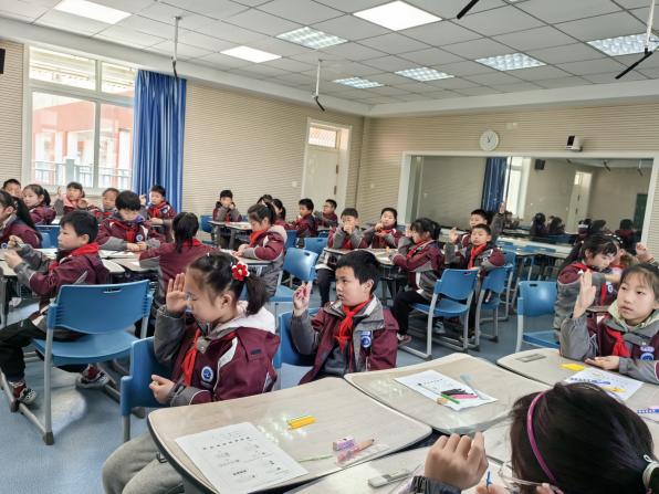 20240320何骞童学课堂报道_html_m461ebbcb.jpg