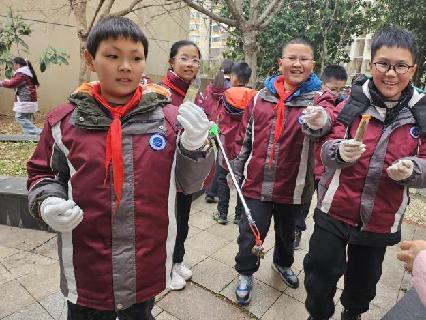 20250305小小雷锋在行动，清洁家园暖人心（周悦写）_html_36631cc5.jpg