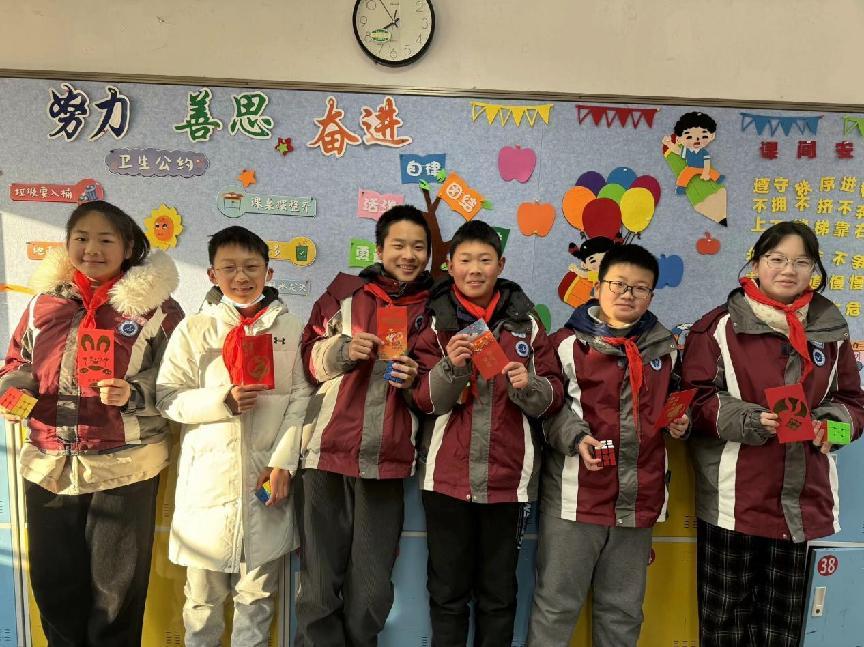 20250213蛇舞新岁启新程，校园筑梦正当时——南京市南湾营小学开学第一天_html_568faa1f.jpg