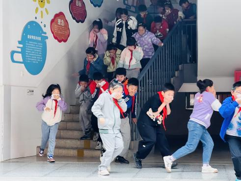 开展消防演练 筑牢安全底线_html_m589f249b.jpg
