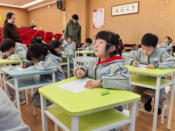 20250331一年级看珠写数珠心算比赛报道（孙素芸写）_html_1e322eec.jpg