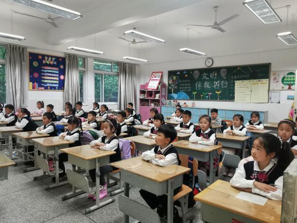 劳动最光荣，劳动我最美——南湾营小学“劳动节”主题升旗仪式_html_7f884bcc.jpg