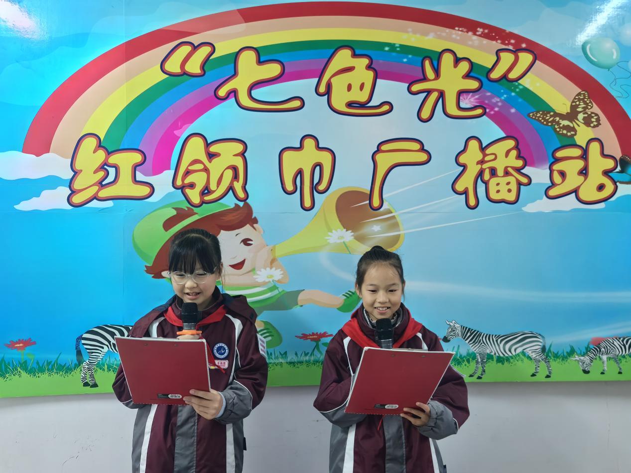 升旗仪式新闻报道_html_2f4c33b0.jpg