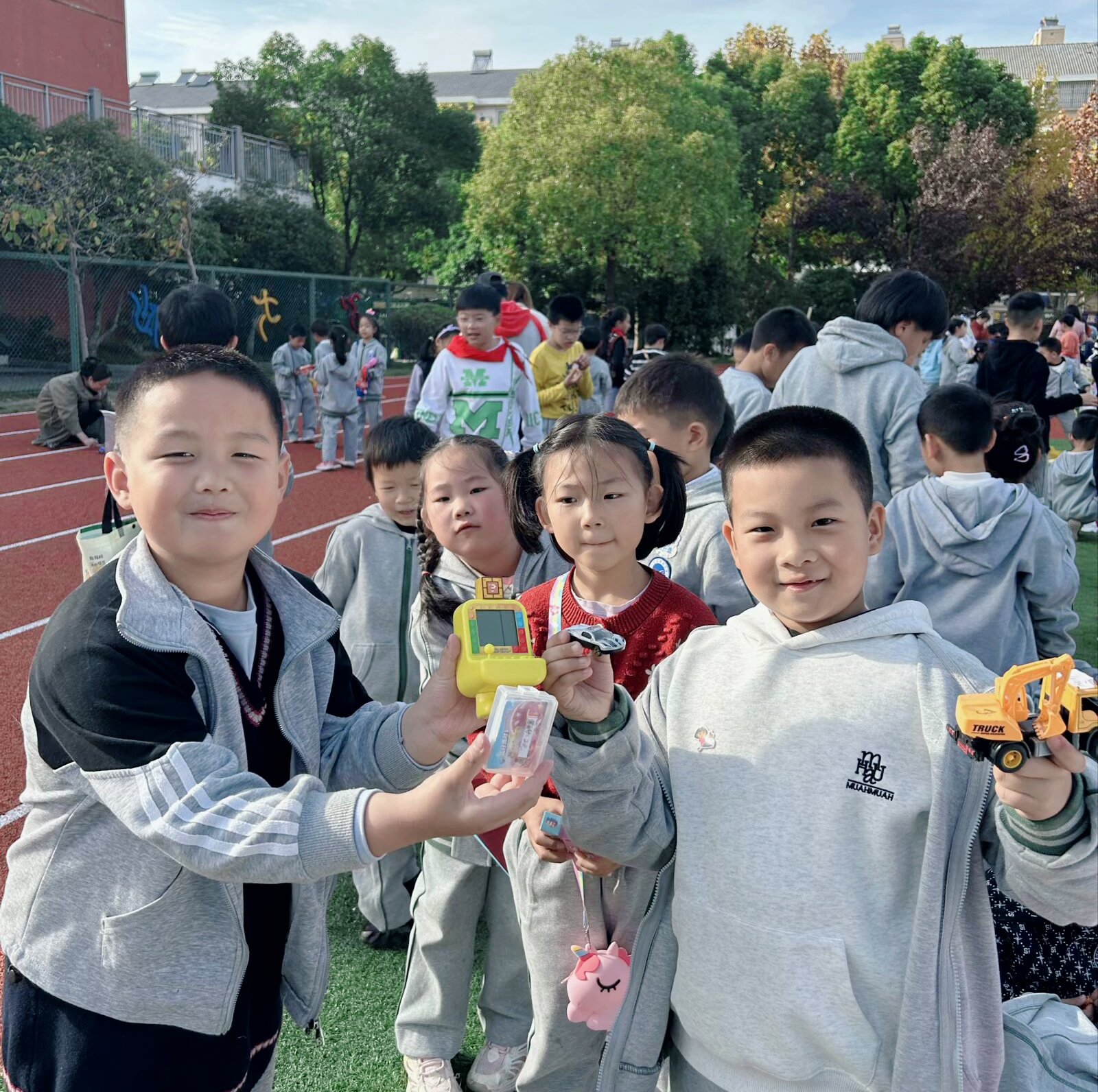 20241108爱心义卖通讯稿_html_m1d34b8ef.jpg