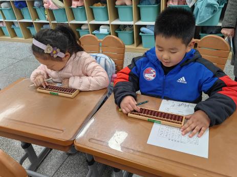 20241120一年级班级珠心算比赛报道（李嘉靓写）_html_m43afd347.jpg