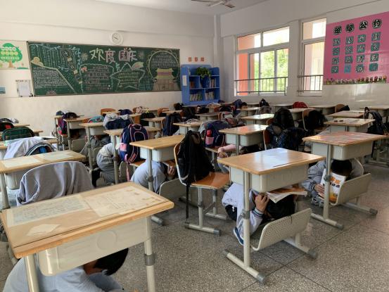 防震演练10.12_html_6063dbda.jpg