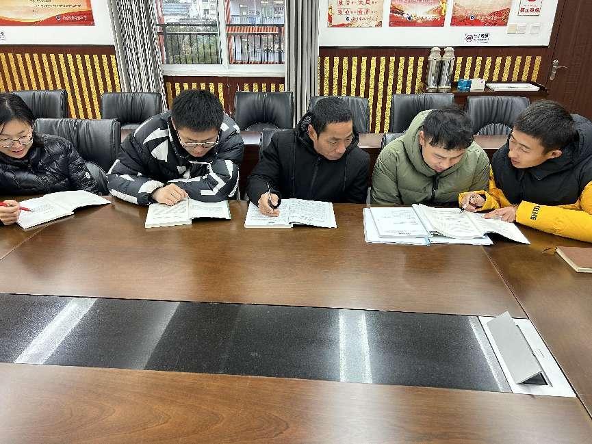 综合组集体教研_html_5e12db25.jpg