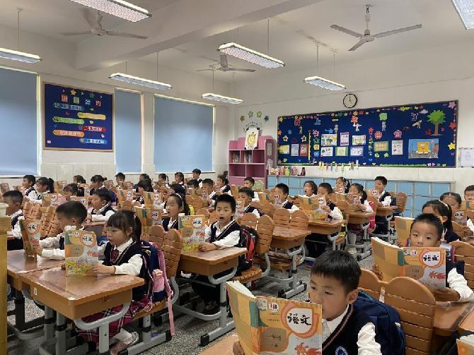 20231019诵经典美文 感文字魅力——南湾营小学第十二届“i悦读”读书节系列活动报道_html_m4e54f93a.jpg