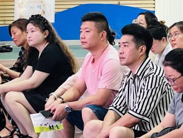 20240901一年级家长会报道_html_6ae6f977.jpg