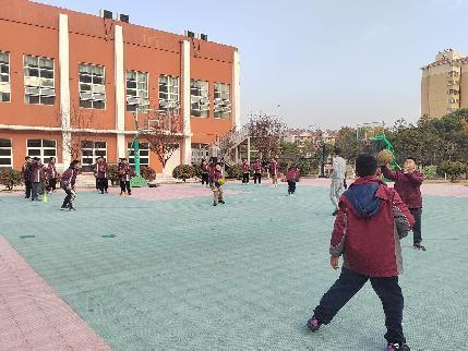 篮球行进间胸前传接球_html_73c0a75d.jpg