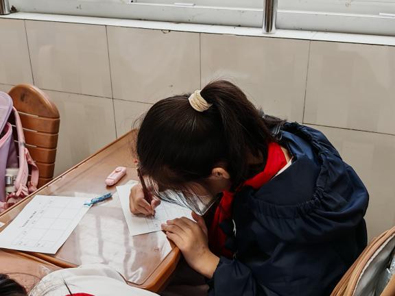 多感官探秘书包 解锁观察密码——南湾营小学“童学课堂”系列研究课第525期报道_html_m2d7f8a45.jpg