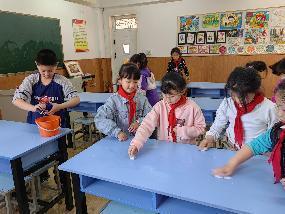 20230310班会大扫除报道_html_m777571af.jpg